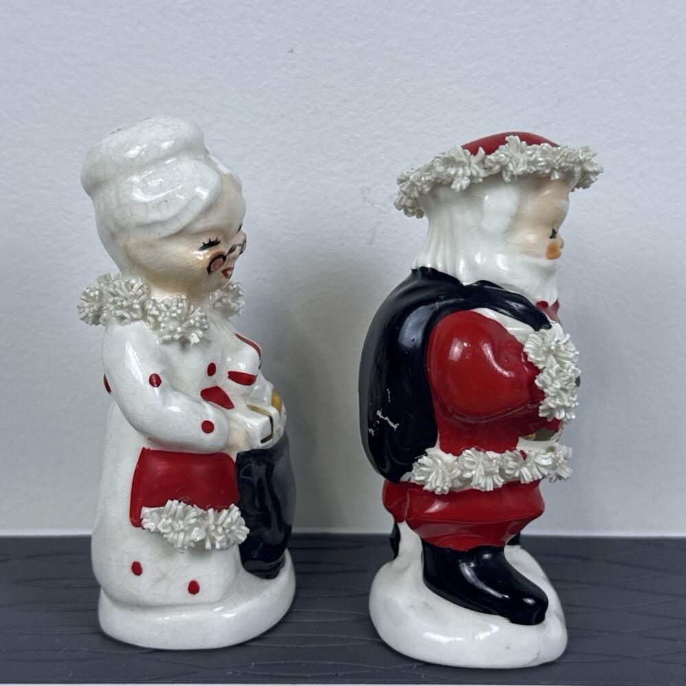 Vintage Napco Santa & Mrs Claus Salt & Pepper Shakers Spaghetti Trim - Picture 4 of 8